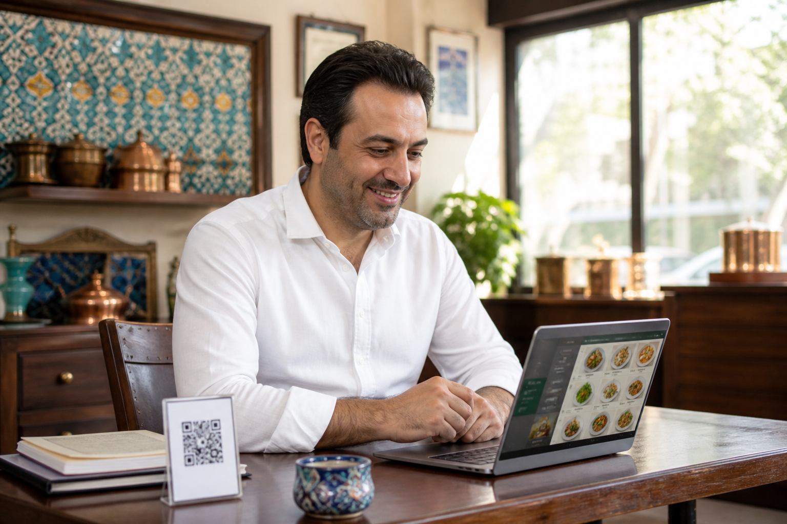 ساخت منو دیجیتال رایگان روی لپ‌تاپ کنار استند QR