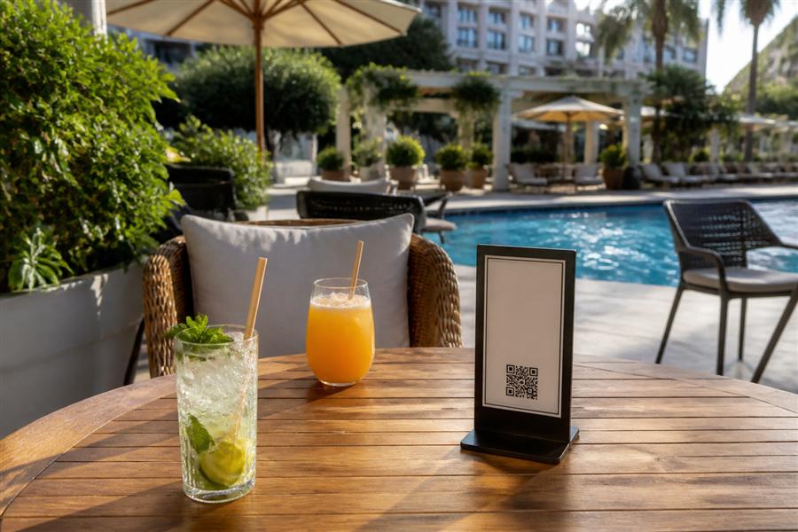کافه کنار استخر هتل با استند منوی QR روی میز