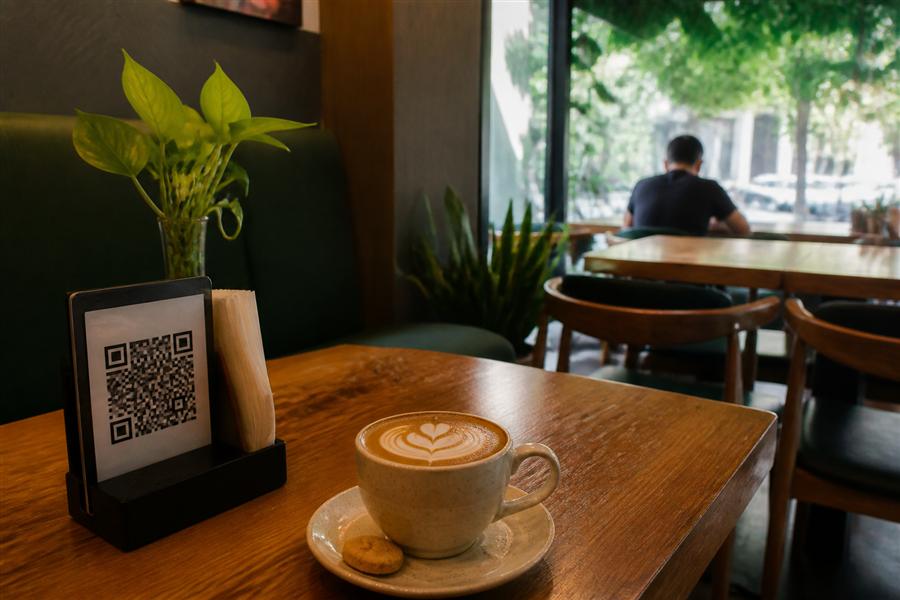 کافی‌شاپ مشهد با استند منوی دیجیتال QR روی میز