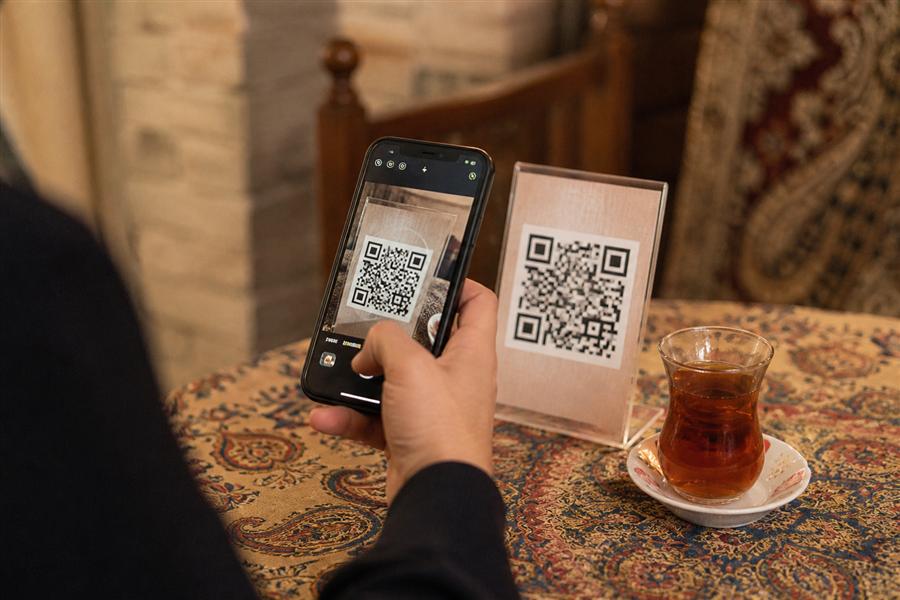 اسکن منو QR رستوران مشهد با گوشی موبایل